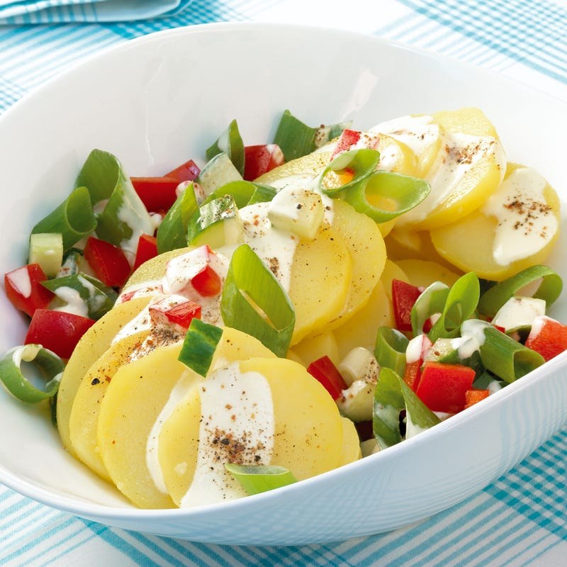 Frischer Kartoffelsalat mit Paprika, Frühlingszwiebeln und cremigem Dressing